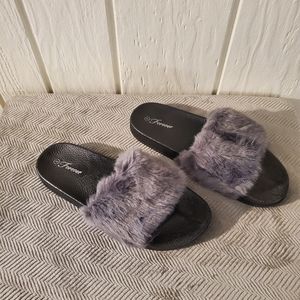 NIB Forever Link Fluffy Furry Faux Fur Slide Ons